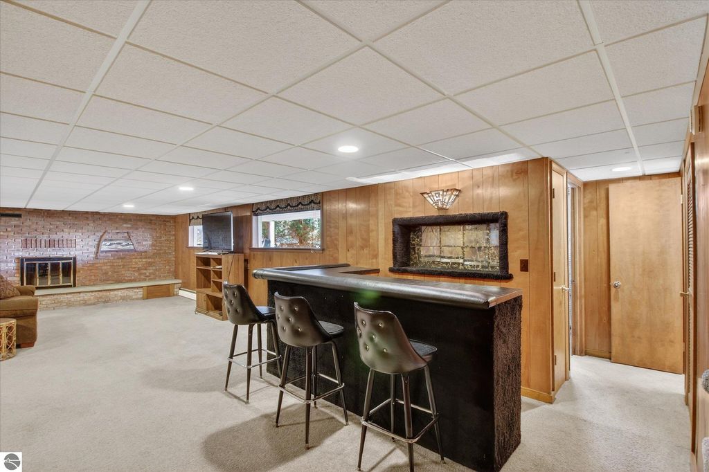 Image 4 of property listing at 901 Riverview, Alma, MI 48801