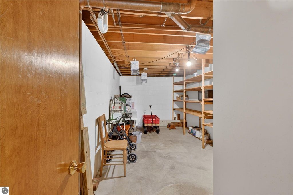 Image 6 of property listing at 901 Riverview, Alma, MI 48801