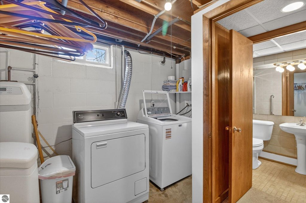 Image 9 of property listing at 901 Riverview, Alma, MI 48801