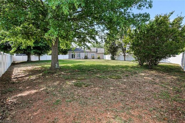 189 Picardy Court, Kernersville, NC 27284