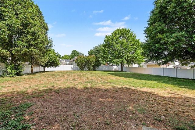 189 Picardy Court, Kernersville, NC 27284