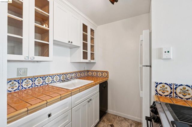 4 Anchor Dr F441, Emeryville, CA 94608