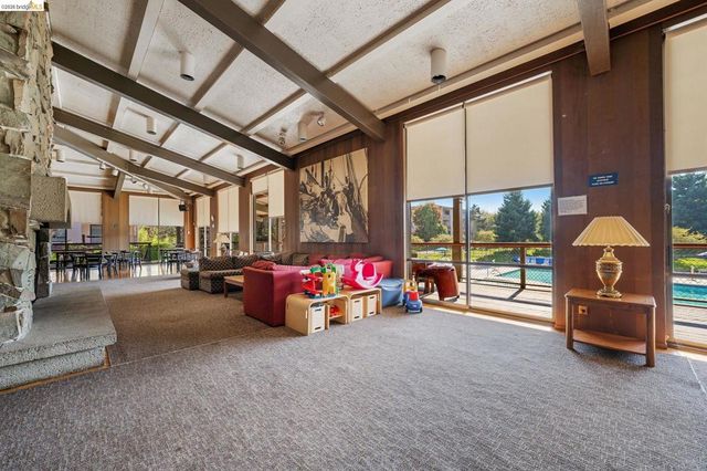 4 Anchor Dr F441, Emeryville, CA 94608