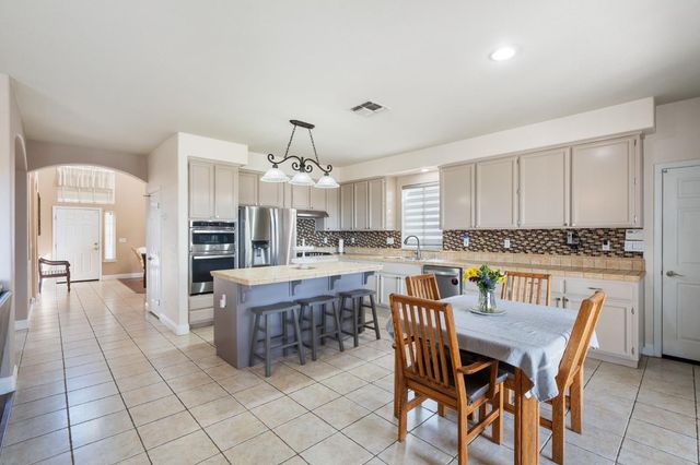 2924 Chateau Montelena Way, Sacramento, CA 95834