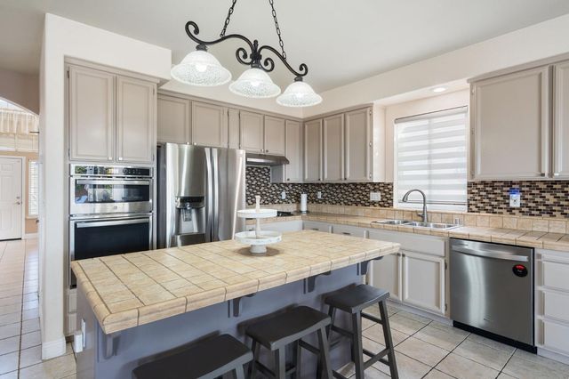 2924 Chateau Montelena Way, Sacramento, CA 95834