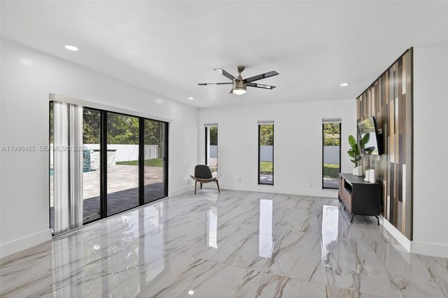 620 Camellia Ct, Plantation, FL 33317