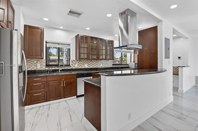 620 Camellia Ct, Plantation, FL 33317