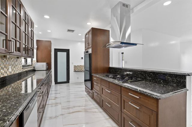 620 Camellia Ct, Plantation, FL 33317