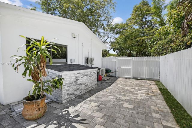 620 Camellia Ct, Plantation, FL 33317