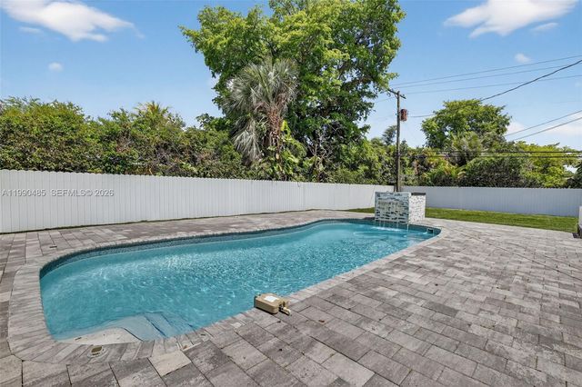 620 Camellia Ct, Plantation, FL 33317