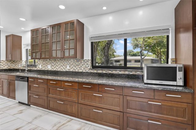 620 Camellia Ct, Plantation, FL 33317