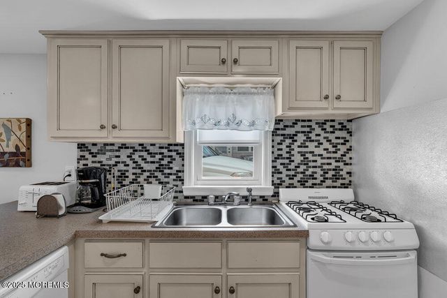 21 E Bay Way, Lavallette, NJ 08735