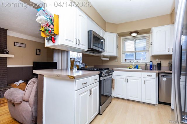 30087 Lyndon Street, Livonia, MI 48154