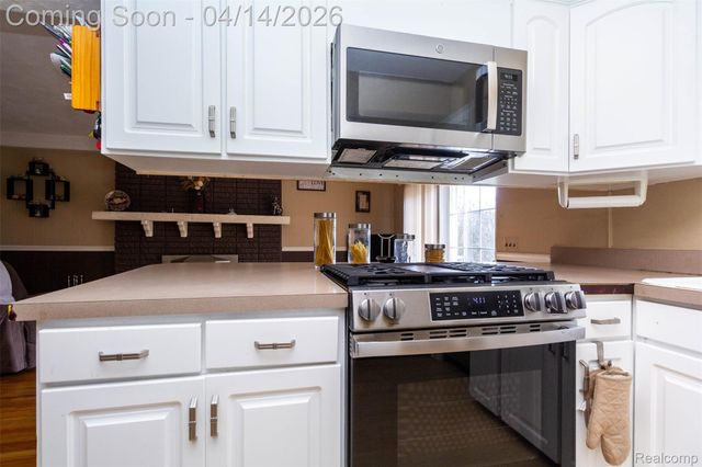 30087 Lyndon Street, Livonia, MI 48154