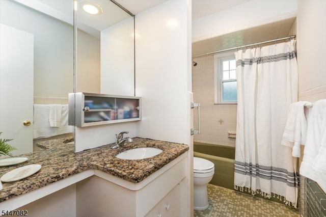 157 Laurel Ave, Livingston Twp., NJ 07039