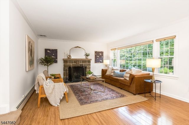 157 Laurel Ave, Livingston Twp., NJ 07039