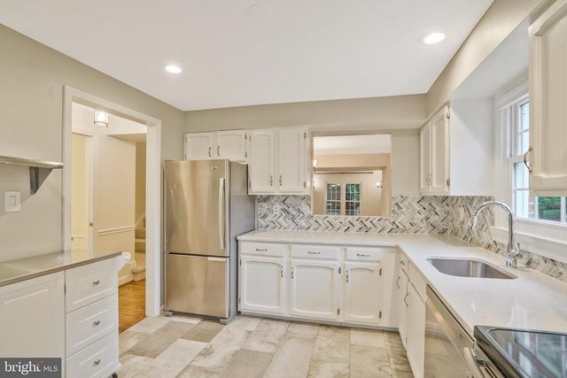 14 S MANCHESTER ST, Arlington, VA 22204