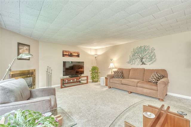 513 Glenview Court, Webster, NY 14580