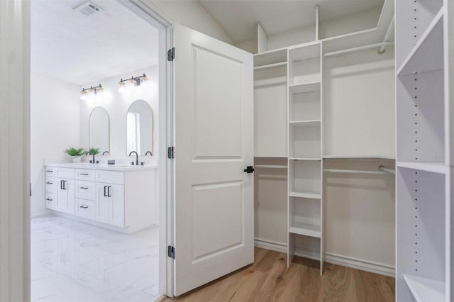 11618 Lakeside Place Drive, Houston, TX 77077