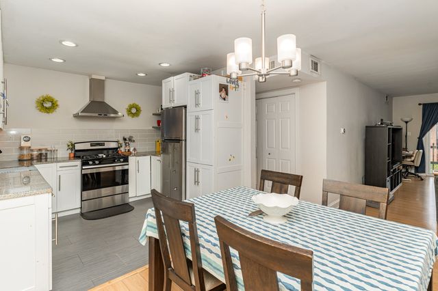 2B Kingery Quarter 207, Willowbrook, IL 60527