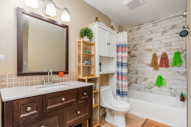 2B Kingery Quarter 207, Willowbrook, IL 60527