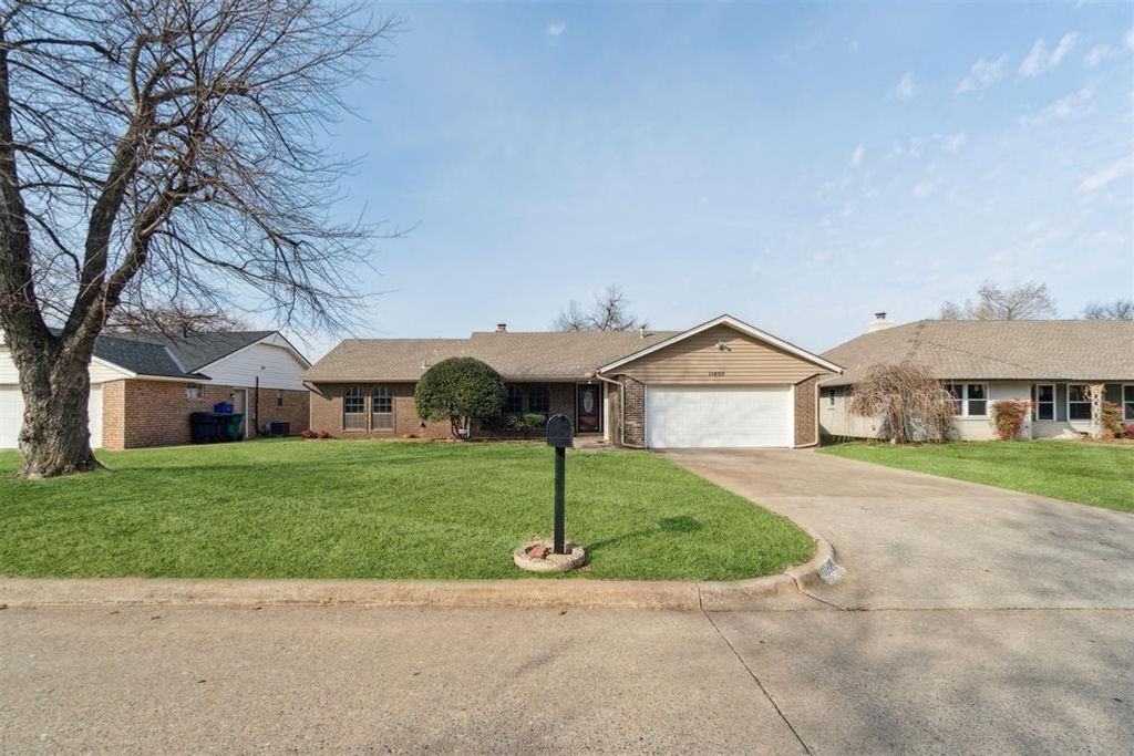 11805 Ashford Drive, Yukon, OK 73099