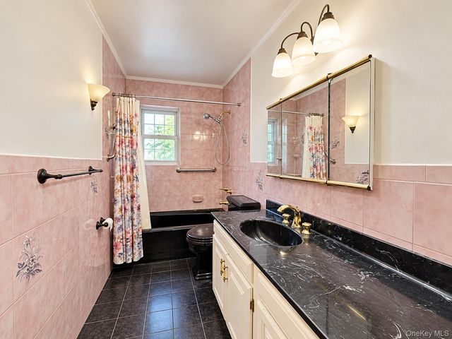 2829 Clearview Expressway, Bayside, NY 11360