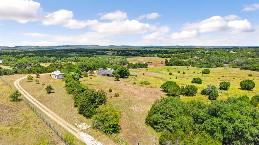 404 Red Bud TRL, Blanco, TX 78606
