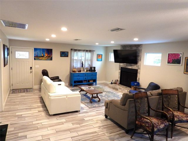 7800 COUNTRY CLUB ROAD N, St Petersburg, FL 33710