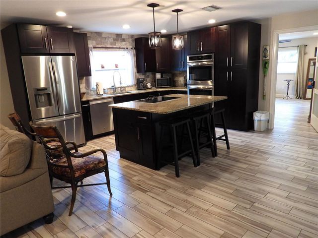 7800 COUNTRY CLUB ROAD N, St Petersburg, FL 33710