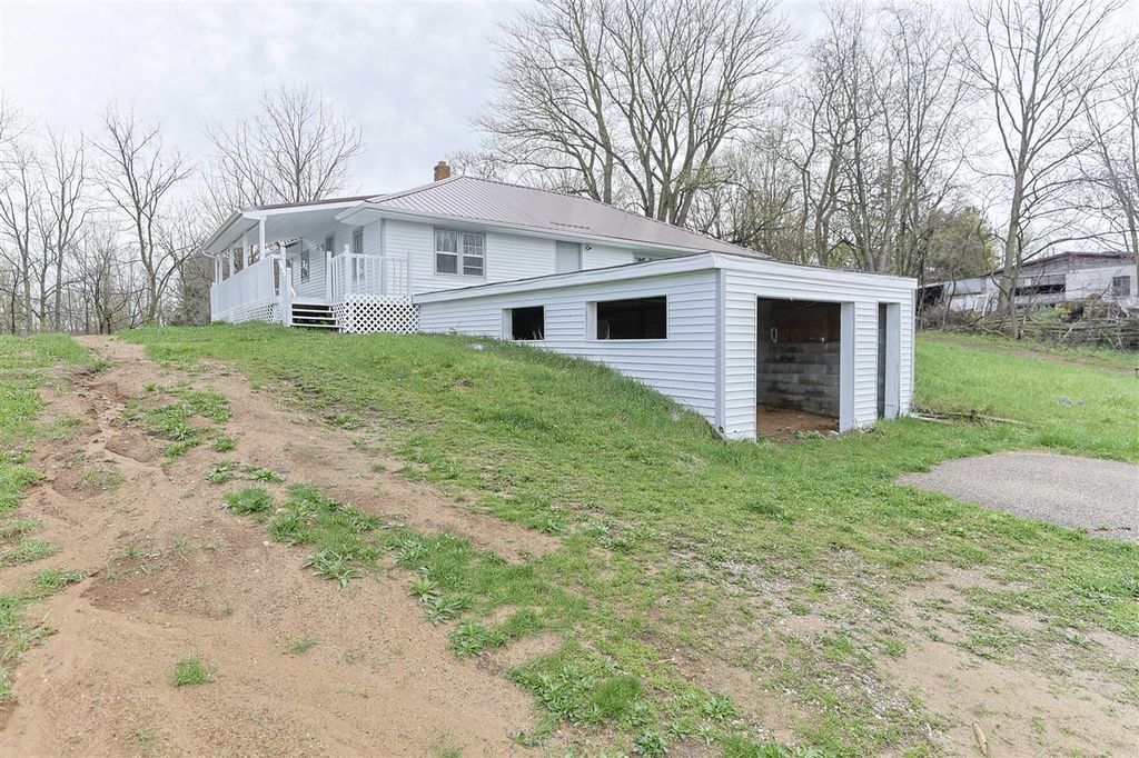 1582 Bakertown Road, Buchanan, MI 49107