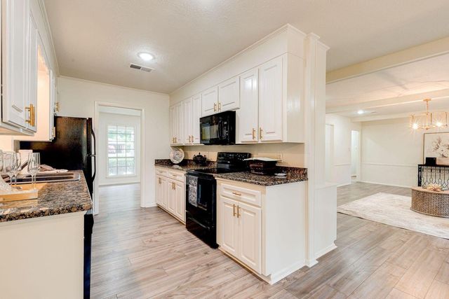 115 Jeff Davis Cir., Hattiesburg, MS 39402