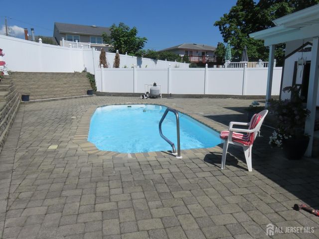14 Sterling Court, Perth Amboy, NJ 08861