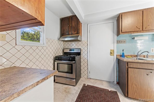 11399 Lumpkin Street, Hamtramck, MI 48212