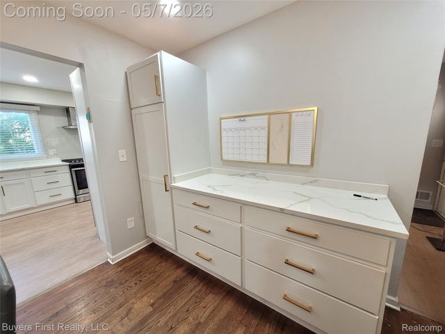 14710 Loretta Place, Oak Park, MI 48237