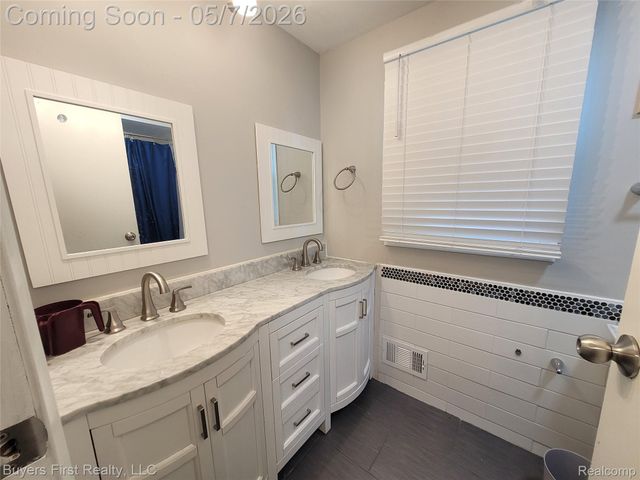14710 Loretta Place, Oak Park, MI 48237