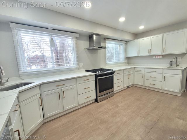 14710 Loretta Place, Oak Park, MI 48237