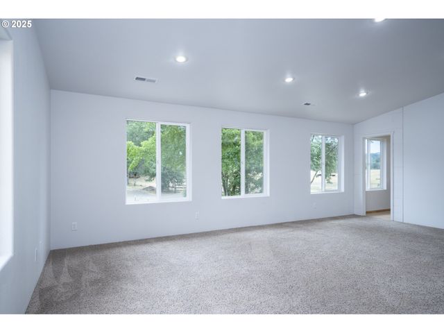 485 BROWN St, Glide, OR 97443