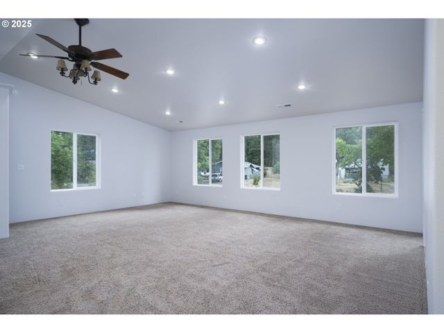 485 BROWN St, Glide, OR 97443