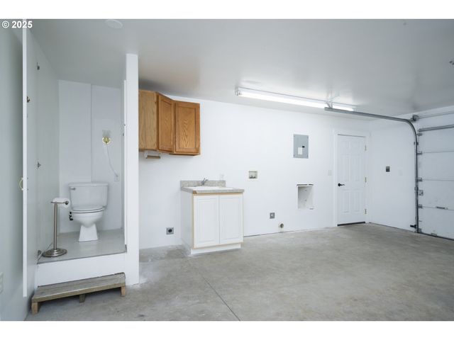 485 BROWN St, Glide, OR 97443