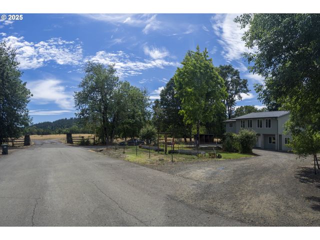 485 BROWN St, Glide, OR 97443