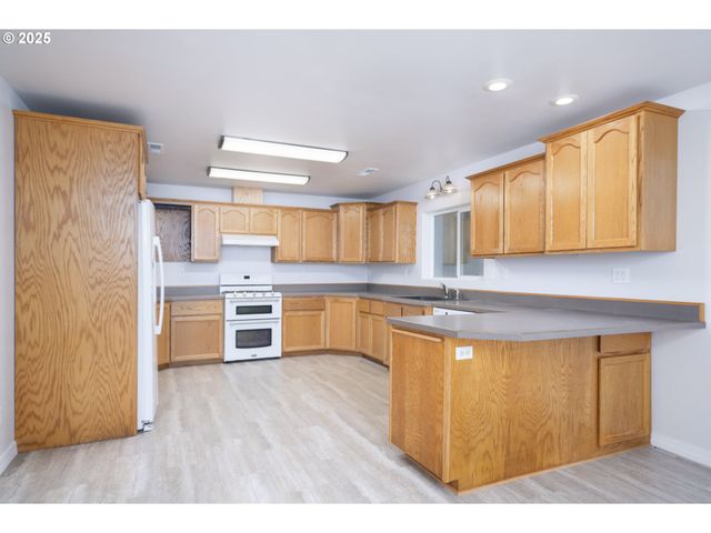 485 BROWN St, Glide, OR 97443