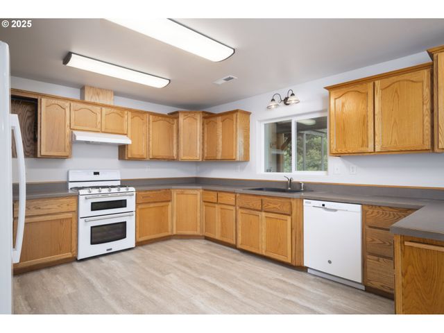 485 BROWN St, Glide, OR 97443