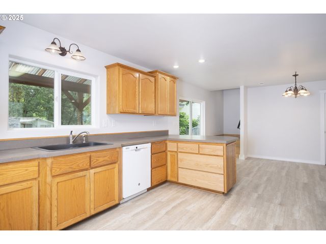 485 BROWN St, Glide, OR 97443