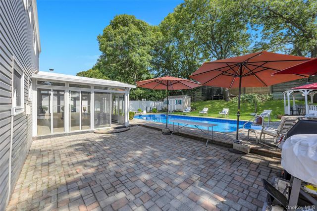 99 Schneider Lane, Hauppauge, NY 11788