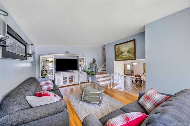 99 Schneider Lane, Hauppauge, NY 11788