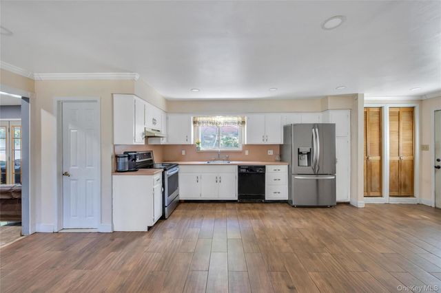 99 Schneider Lane, Hauppauge, NY 11788