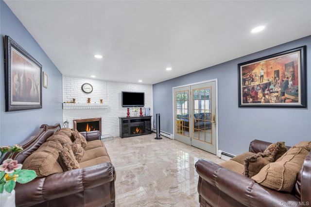 99 Schneider Lane, Hauppauge, NY 11788