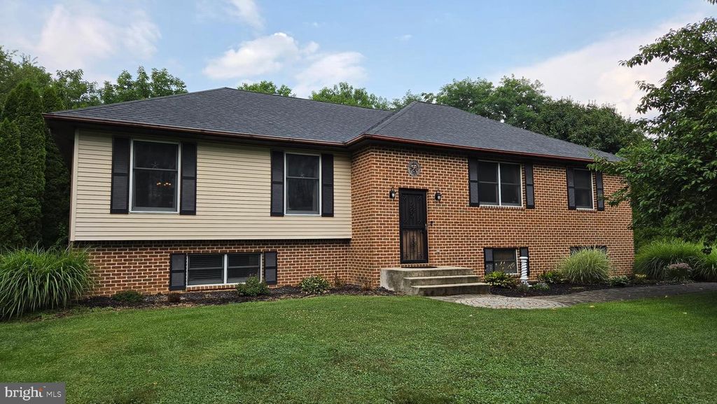 3733 VIEWPOINT CT, Slatington, PA 18080