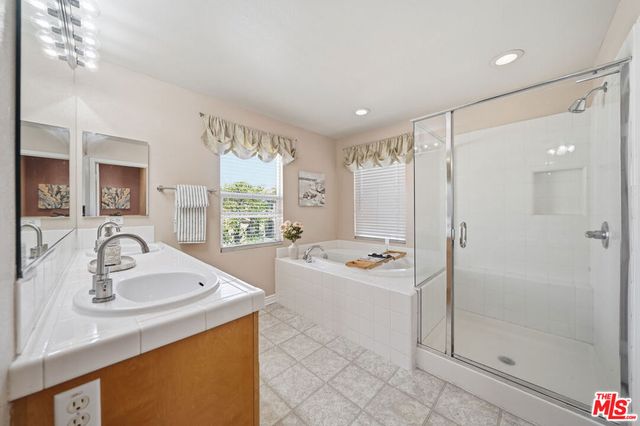 28926 Mirada Circulo, Valencia, CA 91354